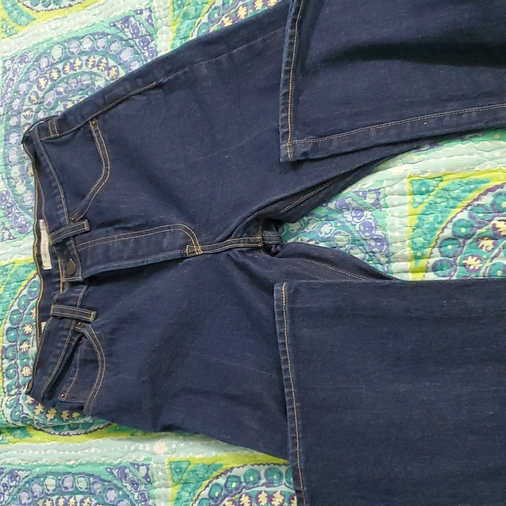 Levi's premium denim ribcage boot in a dark denim, washed once. 28/33